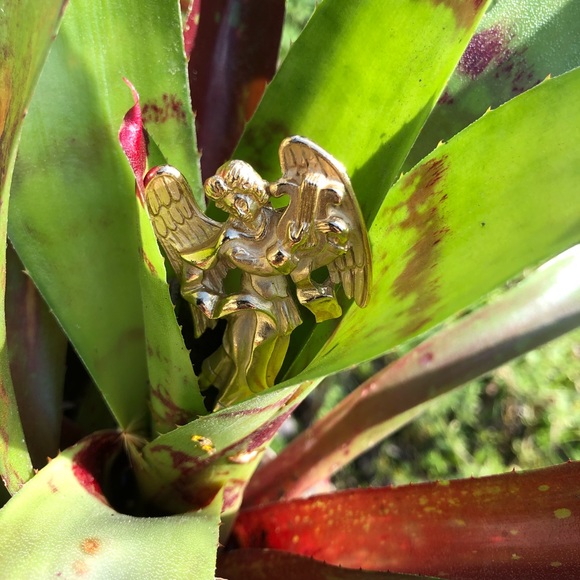 Gold Angel Brooch - Picture 3 of 3